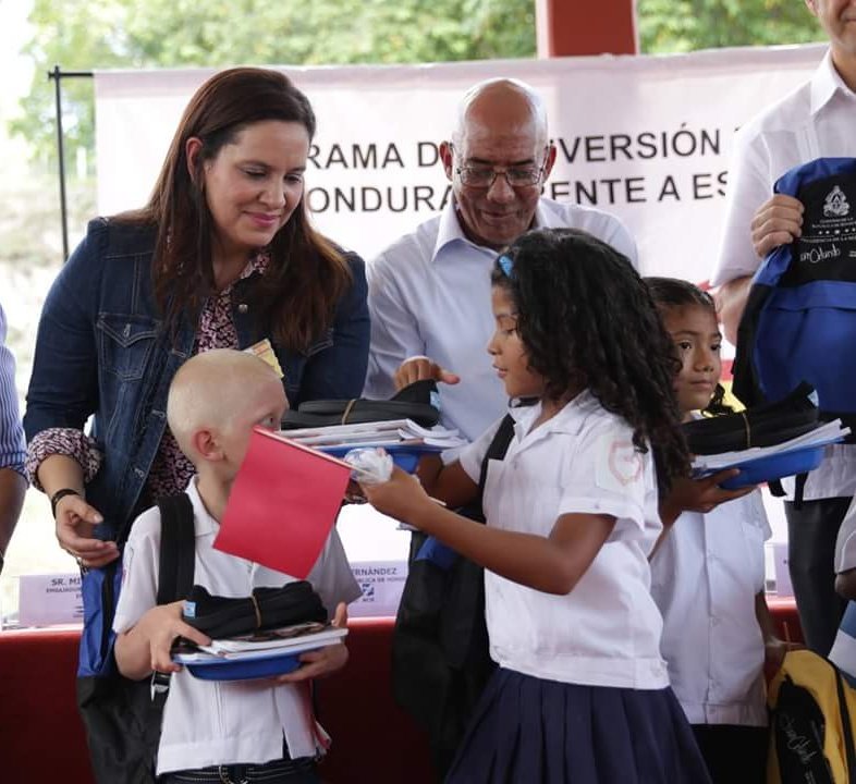 anagarciacarias's tweet photo. ¡Para @JuanOrlandoH garantizar la #Educación es un compromiso fundamental en su Gobierno! https://t.co/Vii1kc5Erj