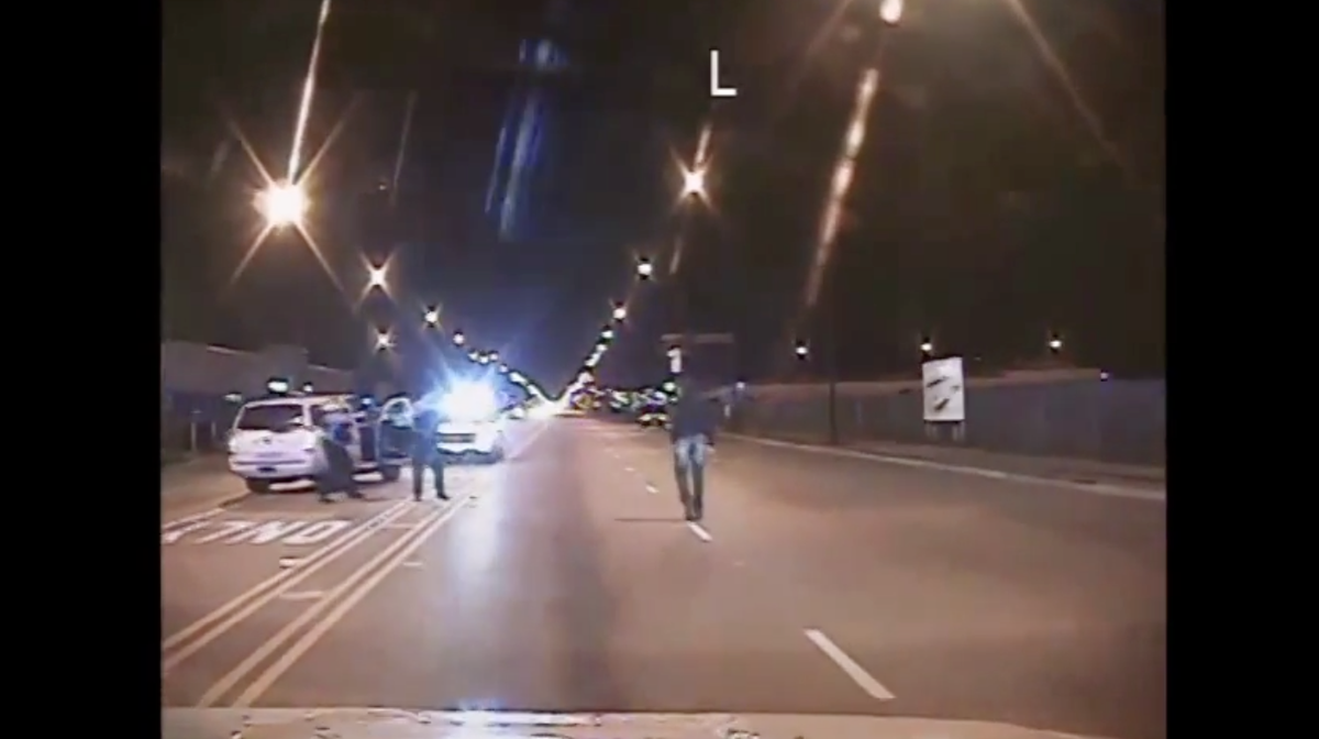 VICENews's tweet photo. Graphic footage shows Chicago cop facing murder charge spray teen with bullets: https://t.co/4vnSIdjODA https://t.co/nuGLbhs1v4
