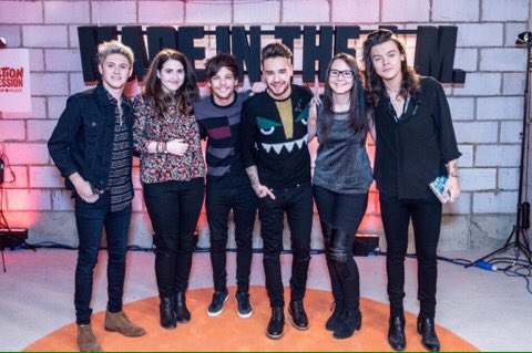 HLupdates's tweet photo. Louis, Harry, and the boys with fans at the #1DLDNsession https://t.co/rI9B6d4oAK