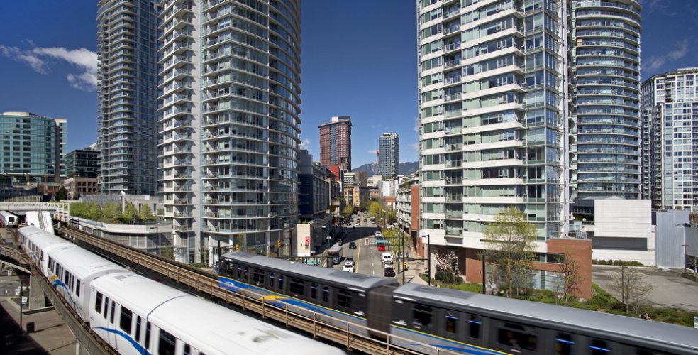 DailyHiveVan's tweet image. ICYMI: #SkyTrain is shut down in downtown #Vancouver ow.ly/V2N6r