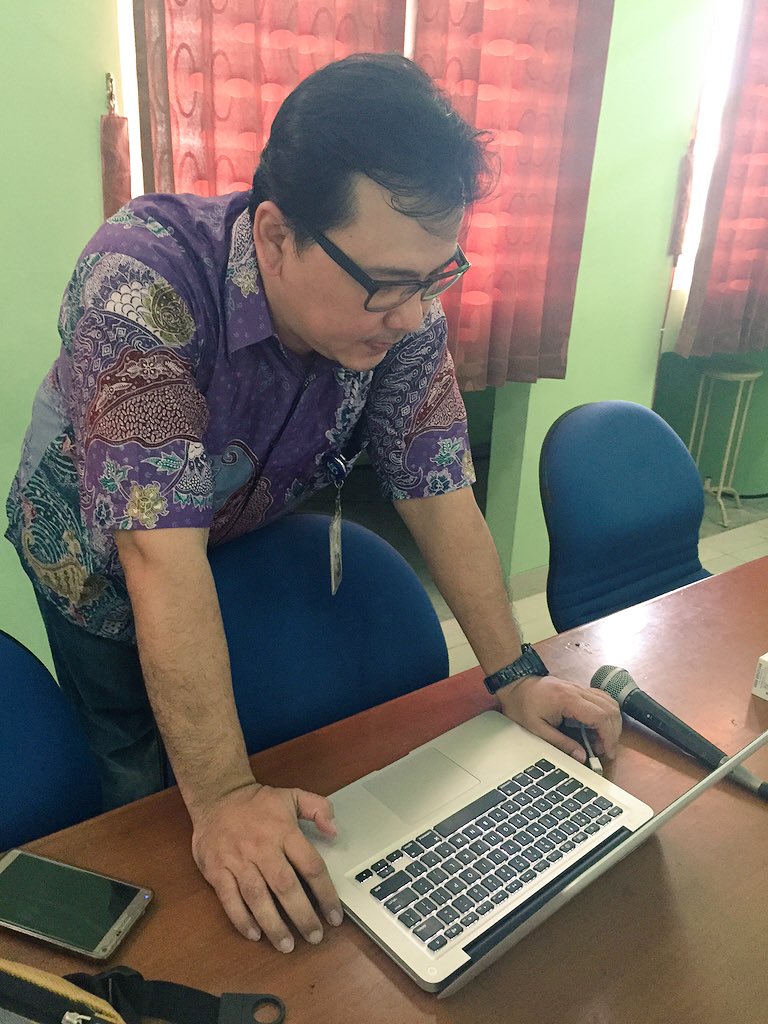 Wakil Pemimpin Redaksi Kompas TV, <a href="/yogan52/">yogi arief nugraha</a> bersiap memberi materi mengenal berita &amp; ruang redaksi. #JurnalistikTV