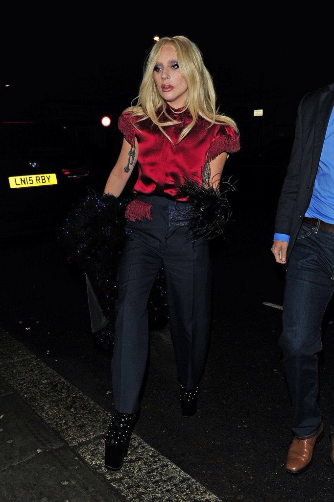 erick032009's tweet photo. Lady Gaga out &amp; about in London. https://t.co/mGeYyzCVnv