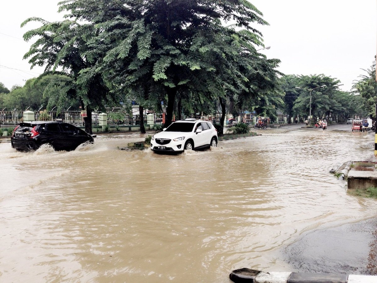 gimicdotid's tweet photo. Banjir di seputran Jl. dr. Mansur depan Kampus USU. Harap cari jalan alternatif lain. #infolalin https://t.co/EZkp97aure