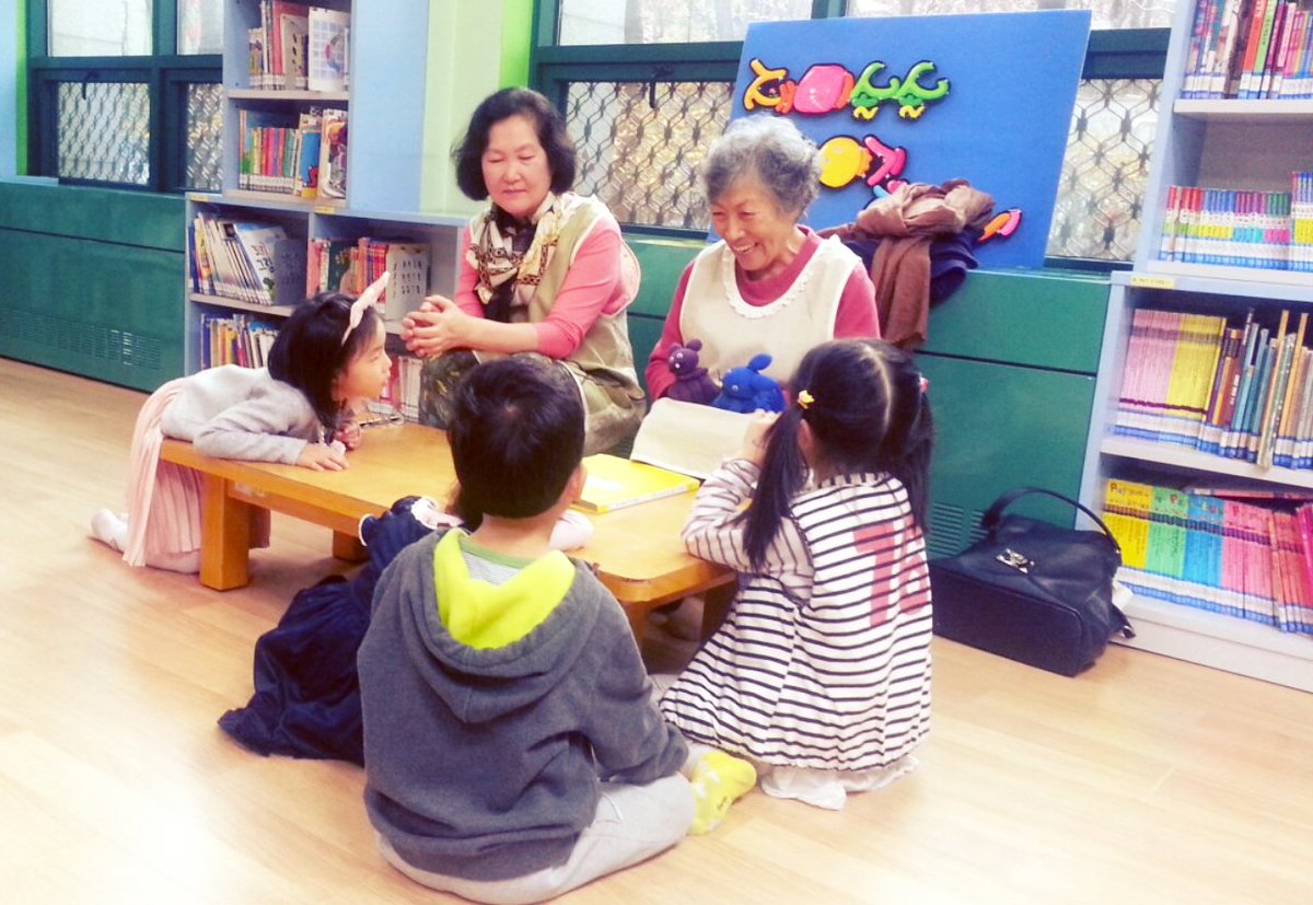 지난주 #분당도서관 재미솔솔~ 이야기 할머니  진행모습입니다^^ 아이들이 할머니 이야기에 푹 빠졌네요~
#성남시