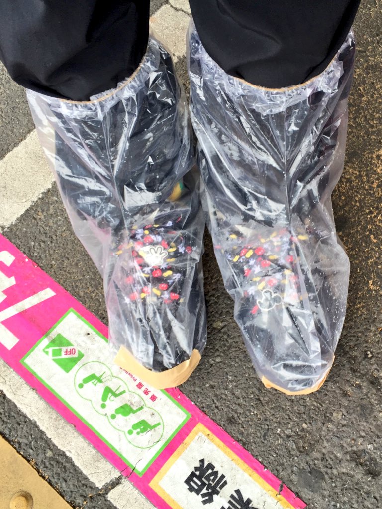 アンパンチ 断捨離なう 出た 雨の日パーク仕様の靴カバー 靴って 一度濡れるとなかなか乾かないのが ほんと気持ち悪いので 100均の靴カバーの底を割いて 前後左右の4ヶ所ガムテ固定 格好悪いけど これ大活躍やねん T Co Lztvtfbqbx