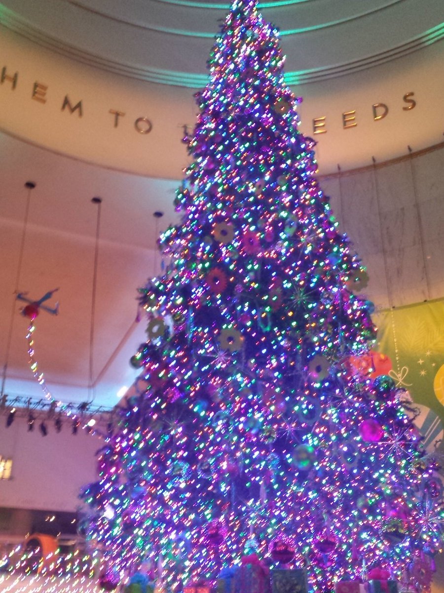 MrsHegranes's tweet photo. Wonderful time at the Museum of Science and Industry tonight! #msirobots #holidayfun https://t.co/eZhpOpqi1Z