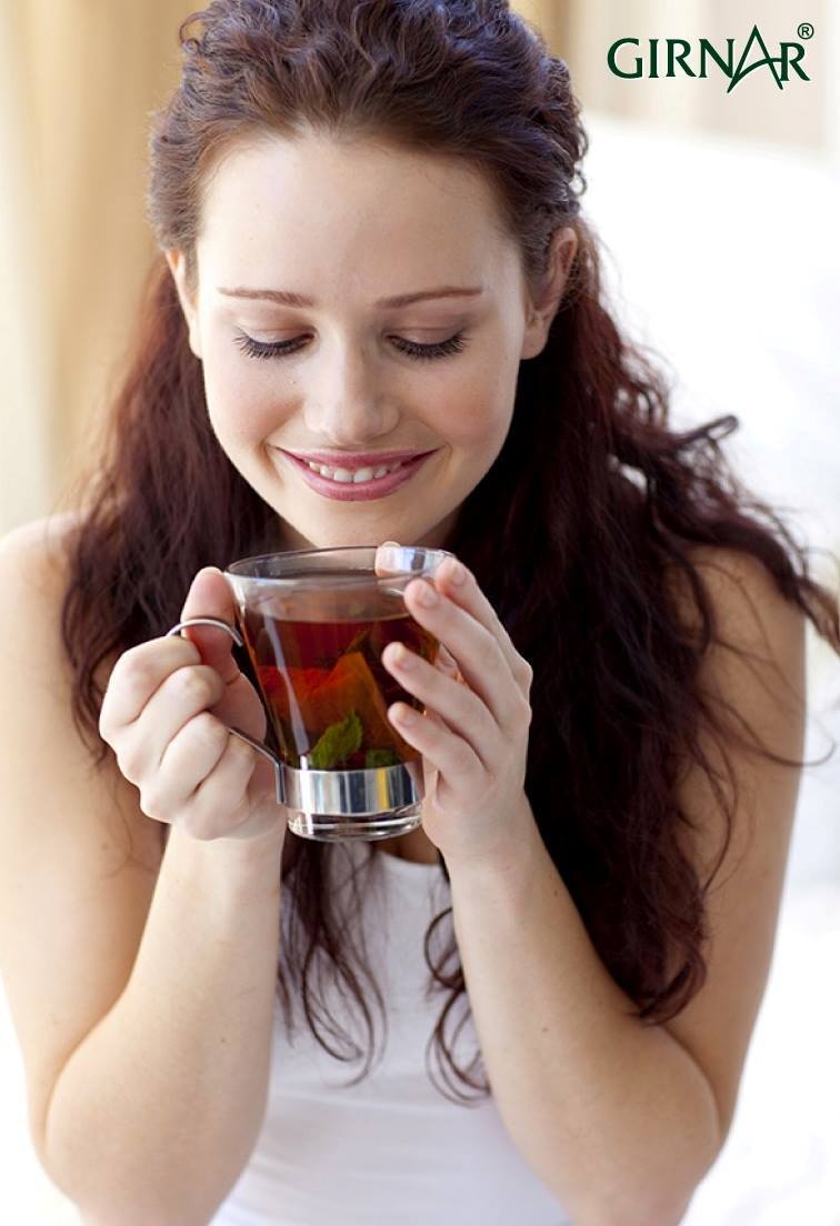 девушка пьет зеленый чай. пью чай. женщина пьет из чашки. женщина пьет чай. пью чай.