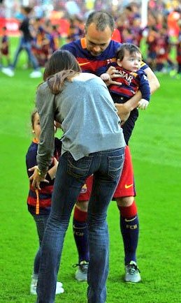 WAGsFCBarcelona's tweet photo. Iniesta's family😍 #AVAPA https://t.co/NjMxTDgWox