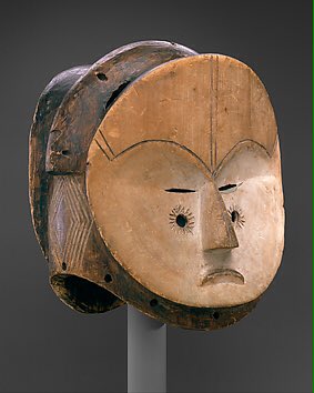 YaelleBiro's tweet photo. African arts collection @metmuseum as #muse in @FowlerMuseum exh. #Disguise: #WilliamVillalongo 2012-14 #FangMask https://t.co/uJ5WdQ56LM