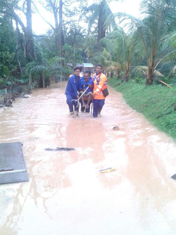 APMtwiter's tweet photo. Memberikan khidmat kepada yang memerlukan. Anggota JPAM memindahkan seorang mangsa banji di Sepang @bernamadotcom https://t.co/kfD1goS60s