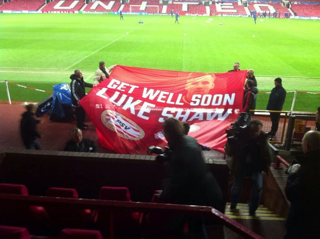 indomanutd's tweet image. Selain itu PSV dan supporternya juga akan membentangkan banner tribut untuk Luke Shaw. Keren loh ini #Respect