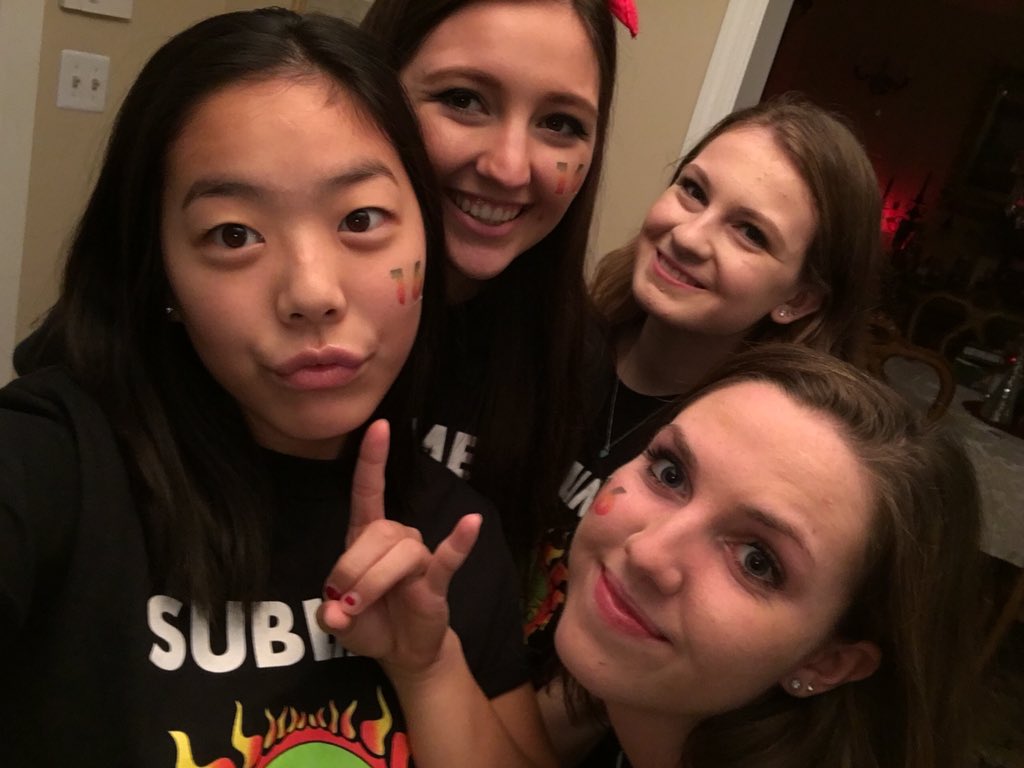 aliciazhou's tweet photo. WE ❤️💛💚 BOTC #SENYAZ 😝🤘🏻 https://t.co/vDKiTqx36k