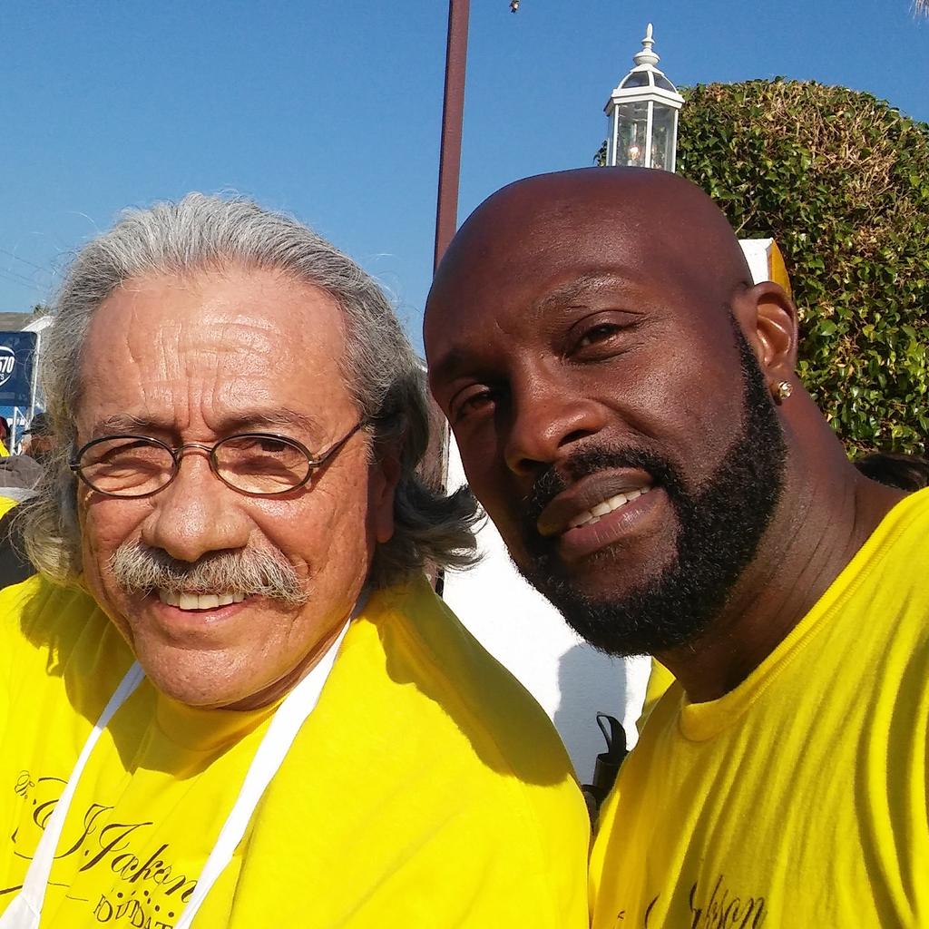 RoBrooks_'s tweet photo. Ro Brooks and the legendary #jamesolmos at E.J. Jackson's Turkey Giveaway. The feeling of giving back, #Priceless. https://t.co/2VHsldWB2K