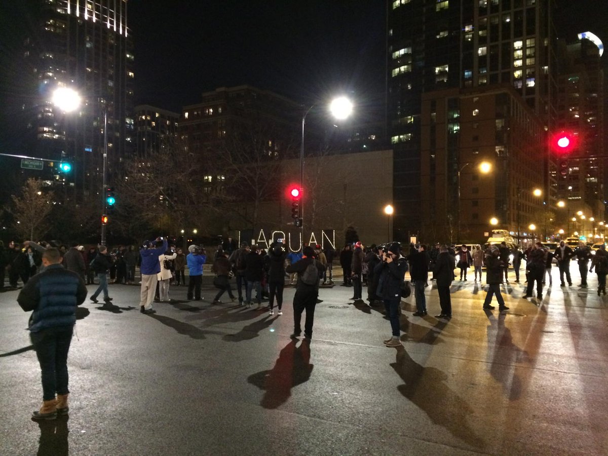 SeidelContent's tweet photo. Roosevelt and Michigan blocked at all sides. #LaquanMcDonald https://t.co/z7ArsM1afY