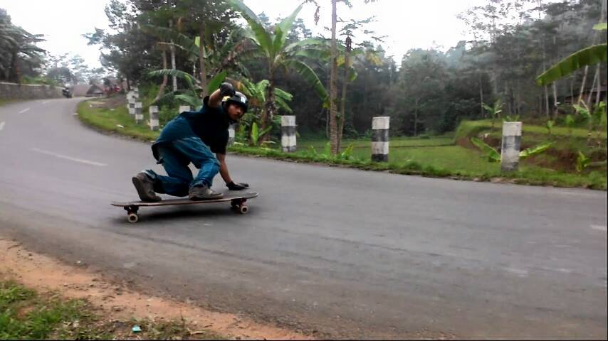 Tesar999's tweet photo. @Pandeglang #Paneglangberbahaya #Longboardslide
#Longboardfun #Landyatchzlongboard #Sur_frodz
#Hawgs #Skeatboard https://t.co/8wdICeKyBM