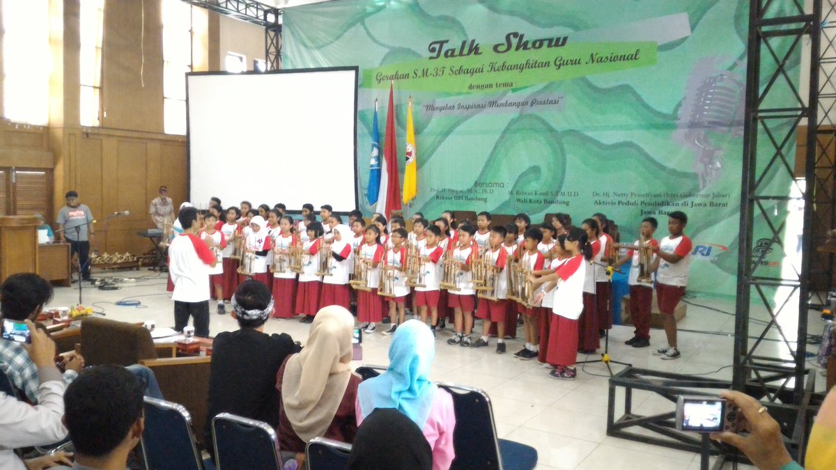 AnggoPrio's tweet photo. Penampilan angklung SD ISOLA di acara talk show hari guru nasional. #sm3tinspirasiindonesia#bitread https://t.co/pHjNdAijYj