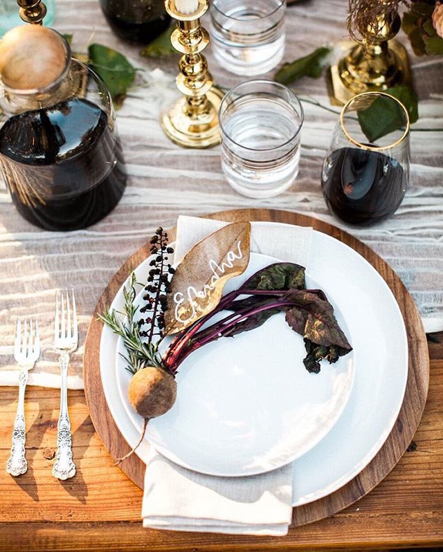 ShopGVR's tweet image. Brilliant place setting idea: use a paint pen to write names on leaves &amp;amp; fruits! Get more inspiration from West Elm.