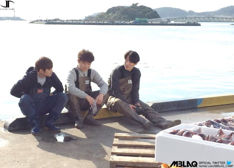 MBLAQ_CAMP's tweet photo. [#MBLAQ] 호태 어시장 출근 날! 바닷바람이 춥긴 하지만 항상 재미있는 촬영현장 #엠블랙 #승호 #로큰롤할배 https://t.co/YqxOp3WLEF