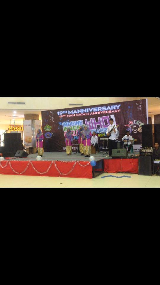 SMPN6_Batam's tweet photo. nah ini nih tim nasyid SMPN 6 saat lomba di 19th Anniversary MAN Batam https://t.co/sMaYBRrEfn