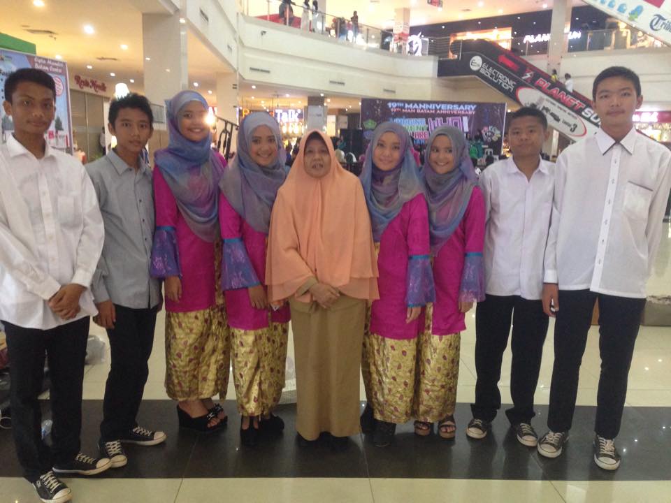 SMPN6_Batam's tweet photo. nah ini nih tim nasyid SMPN 6 saat lomba di 19th Anniversary MAN Batam https://t.co/sMaYBRrEfn