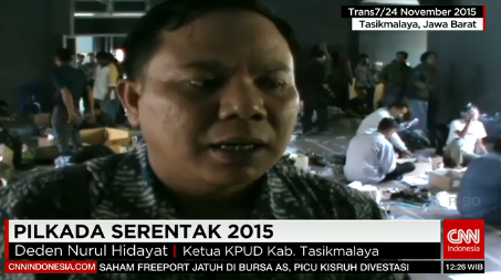 PutriGrimaldy's tweet photo. #CNNIDReport Ratusan petugas #Pilkada2015 Tasikmalaya dikerahkan untuk melipat surat suara dgn upah Rp 100/lembar. https://t.co/iZGrbGDrZx