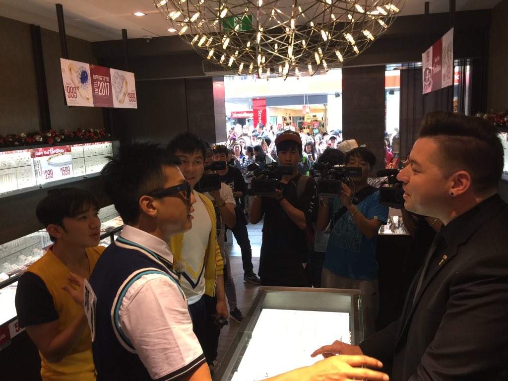 rundlemall's tweet photo. Spotted in the Mall @luhan_il walking and shopping! #exo #popstar #RundleMall #UnfoldRM #kpop https://t.co/LAgn4AHwhC