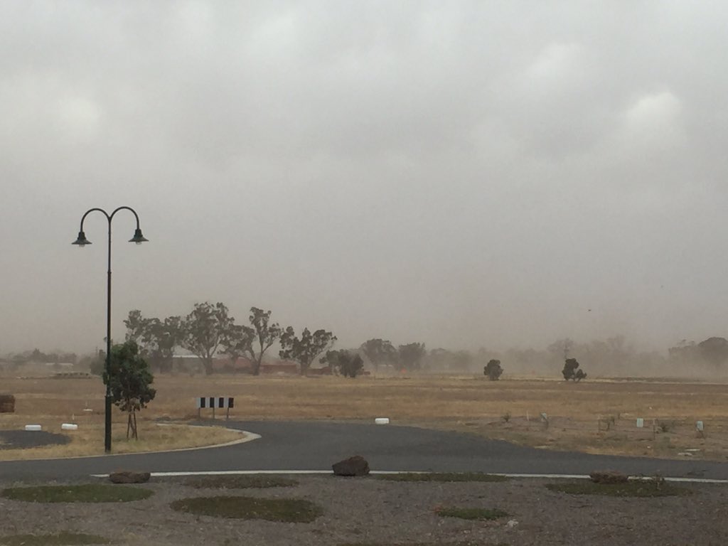 Mill_06's tweet photo. @janesweather7 dust storm building south of Horsham https://t.co/gp3D5DuSvp