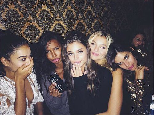 nsfwandreaa's tweet photo. I met some fine ladies tonight , we're all now #besties for the #resties ❤️💯 https://t.co/c1YHgTGea6
