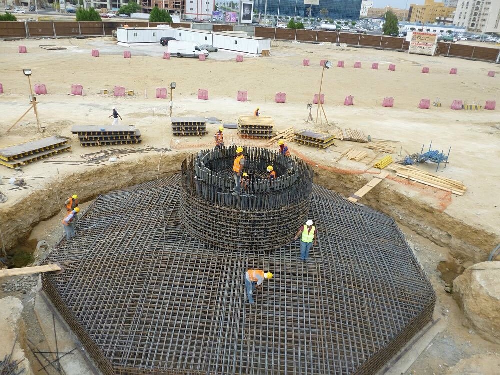 GeotechTips's tweet photo. Esta cimentación para él asta de una bandera se compone de 95 t de barras de acero y 450 m3 de concreto/hormigón https://t.co/CsYtqhdOBy