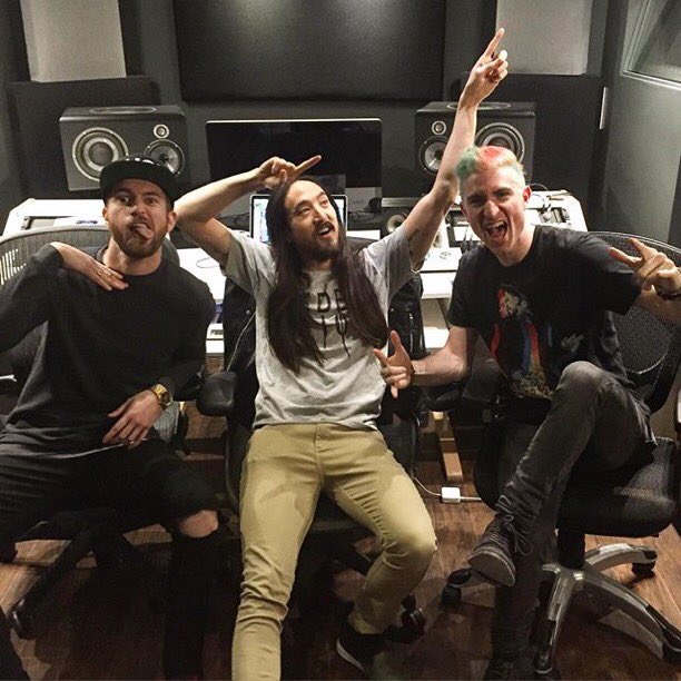 Working on a track w/ two talented singers in our @DIMMAK studio.  @nicholaspetricholas @walkthemoonband @therealras https://t.co/3F0EwLZg2M