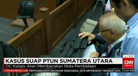 PutriGrimaldy's tweet photo. #CNNIDReport OC Kaligis hari ini membacakan pledoi setebal 50 halaman terkait kasus suap PTUN Sumatera Utara. https://t.co/K3PoClhRJM