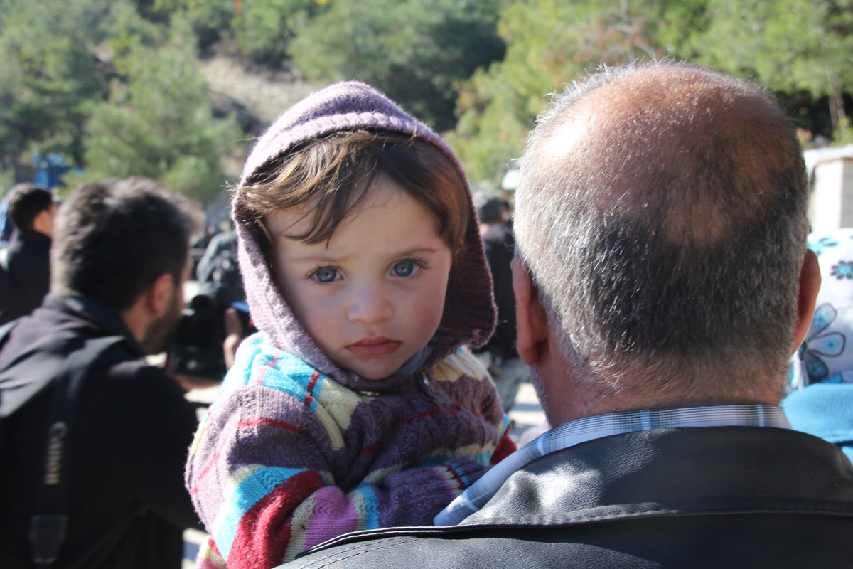 Günün fotoğrafı;
Rus uçağından kaçan bu Türkmen çocuğunun size hissettirdiklerini bizimle paylaşın... #GözVarİzanVar