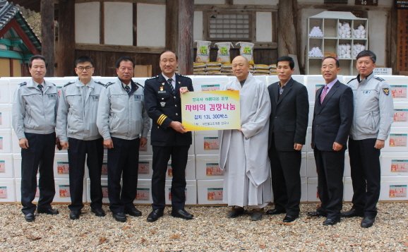 11월 23일 청양경찰은 장곡사에서 "사랑의 김장" 기증식을 가졌는데요. 이 김치는 지역의 어려운 이웃에게 전달될 예정입니다^^
*김장 담그기부터 전달까지, 도와주신 모든 분들께 감사드립니다(꾸벅)