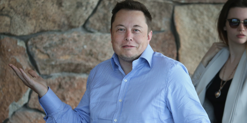BusinessInsider's tweet photo. Elon Musk congratulates Jeff Bezos' for his amazing reusable rocket landing https://t.co/vQuTpgIL7g https://t.co/sZmRvfvuZK
