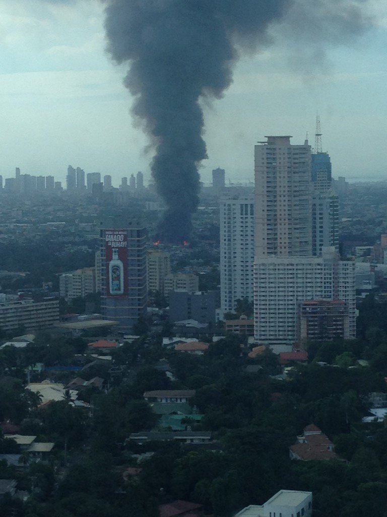 Shardz22's tweet photo. Huge scary fire in Mandaluyong area just off Shaw ๐ฃ hope this isn't residential and no ones hurt! #manilafire https://t.co/KBVEdY6iF8