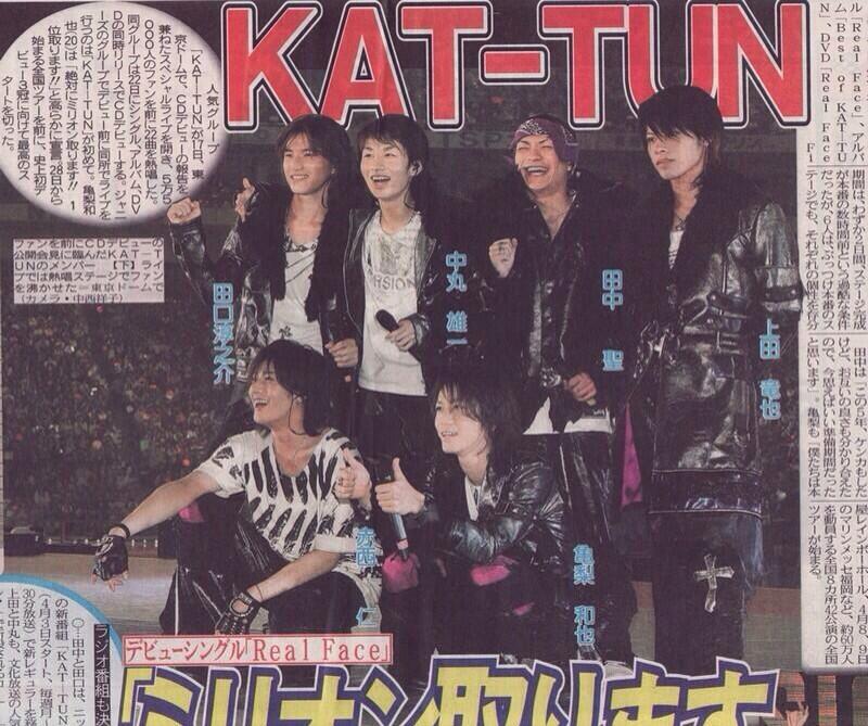 yunnn6's tweet photo. この時、こんな未来がくるなんて誰が想像しただろうか。5年も下積みがあってようやくデビューできてシングル、アルバム、DVDとあらゆるランキングを総ナメして誇らしくて。これからこのグループは敵なし不可能なしだって思ってた本当に思ってた。 https://t.co/g2TsnYxQbL