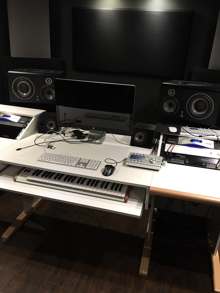 Love my lab. It's small but perfect. #dimmakstudio #aokistudio #DTLA https://t.co/yTLWJgflqC