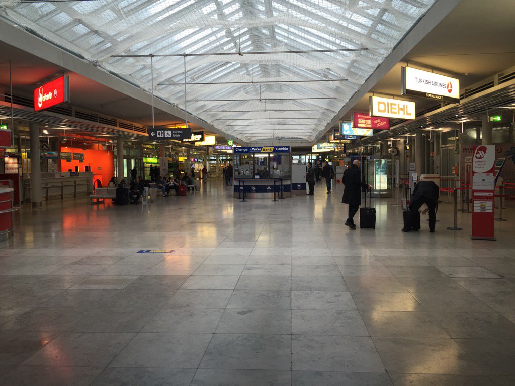 ToniSteimle's tweet photo. Usability am Flughafen Nürnberg. Wo gehts zum Gate A14? https://t.co/9zIBdt6ZAB