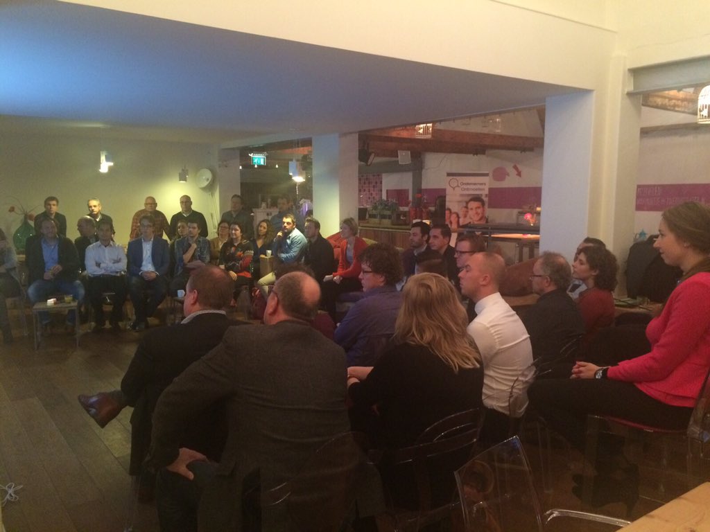 Ruim 40 ondernemers aanwezig tijdens de ontbijtbijeenkomst van Netwerkclub Ondernemers Ontmoeten #delenisonsmotto