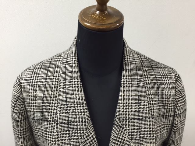 心斎橋リフォーム 25年前の物とお伺いしましたジャケットを肩幅1cm詰め 肩パット厚さ2 5cmの物を外してタレ綿をナチュラルな物に変更させて頂きました 印象がとても変わりました T Co Ns6wgismz2