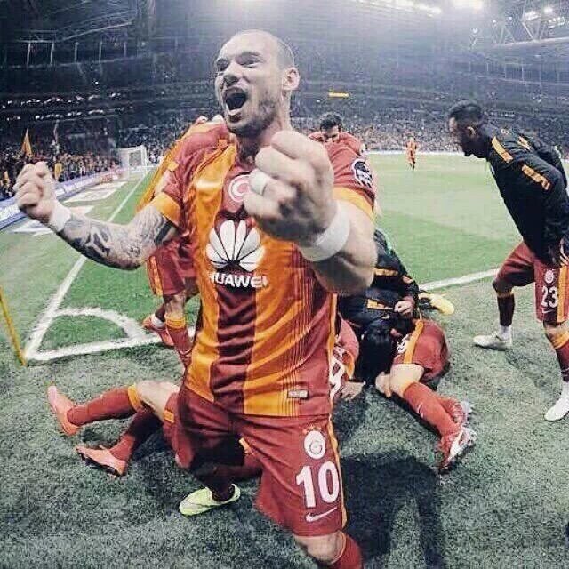 B_ercaval's tweet photo. Aşkın günü saati olmaz 😍😍cimbom aşkına https://t.co/5WV4IZod6k