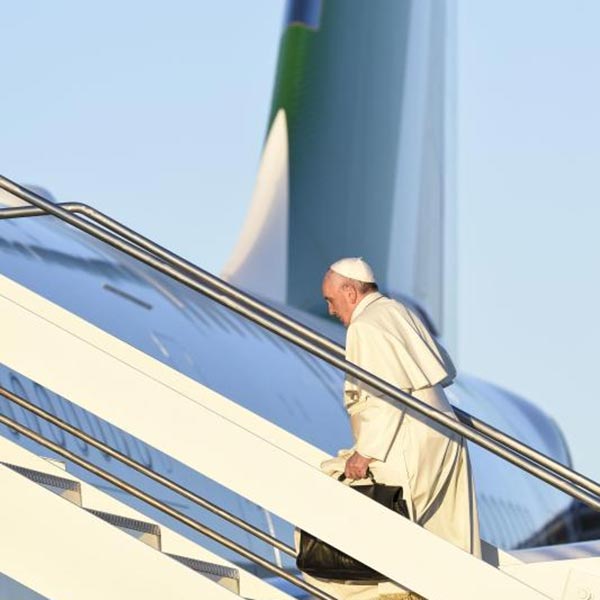 Photos: Pope Francis boarding a plane in Rome heading to Kenya
goo.gl/9XTk6l #KaribuPope