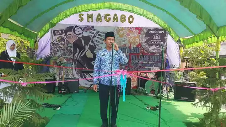 Peringatan HUT Guru SMAN 3 Bojonegoro dengan dimeriahkan apresiasi siswa siswi.