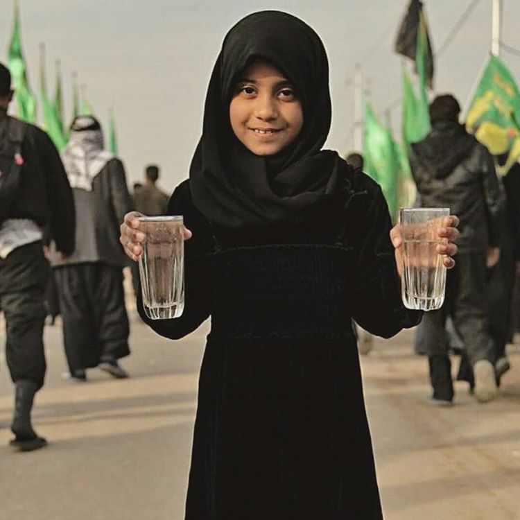 بيد امي امسك للمسير
فتعلمت ان خدمه الحسين
اجر كبير فالية يحلوا المسير
#لبيك ياحسين💐🌷🌹