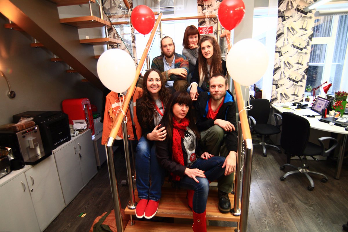 krassilver's tweet photo. Музыканты "Отавы-Ё" в цветнике из сотрудниц радиостанции :) #радиомарафон2015 #krassilver #SexDrugsRockRoll https://t.co/ghEWv7V1a8