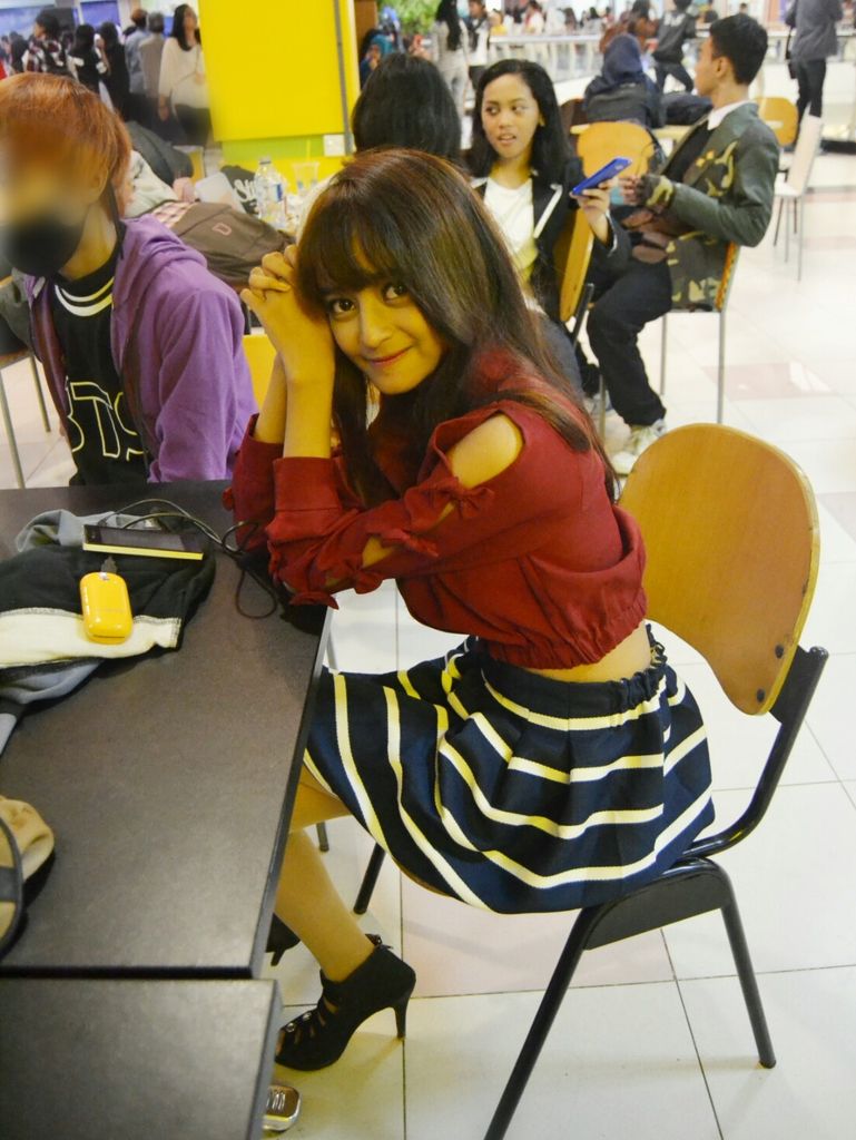 3. Nama : Amelia Esa Putri (Amel)
Tanggal lahir : 02 February 1998
Position : Mina (A.O.X's Visual)