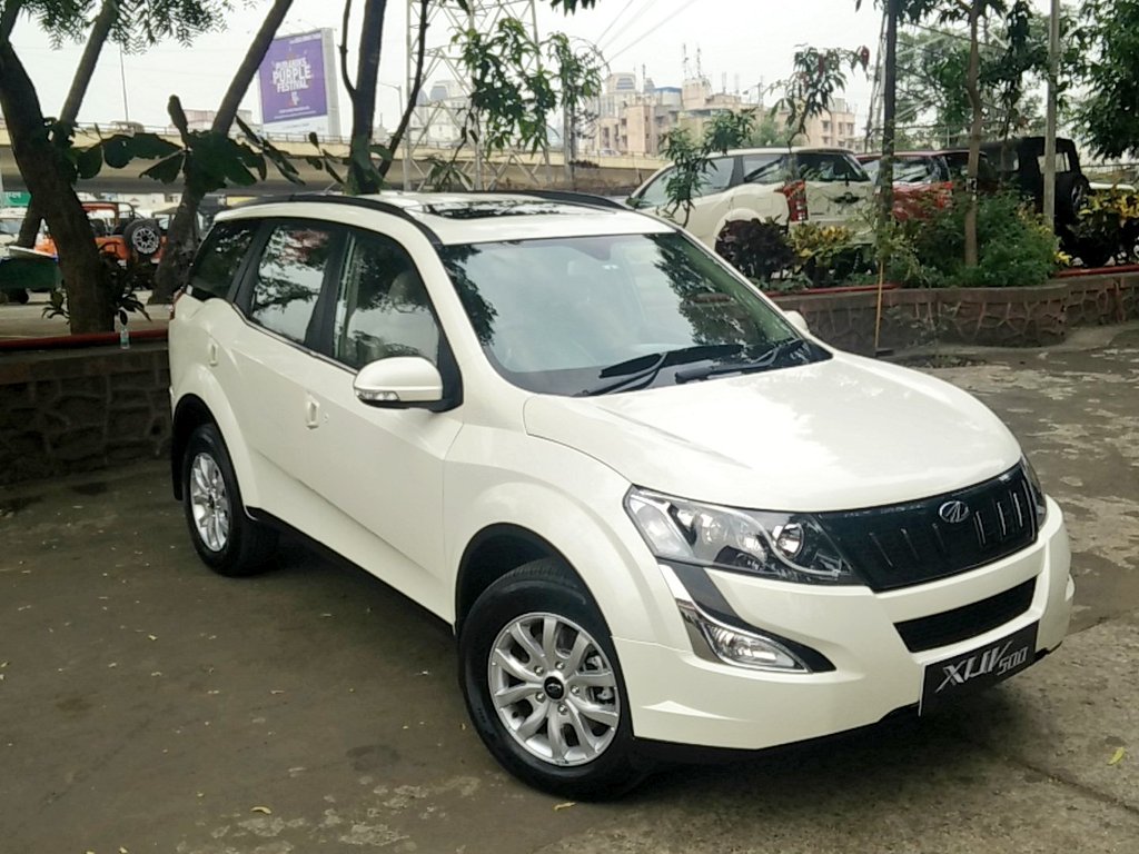 BhattRitwik's tweet photo. Had a small spin in the @MahindraRise #XUV5OO AT. Response was good. Now I need a longer drive 😄 https://t.co/sZHbRiDZgk