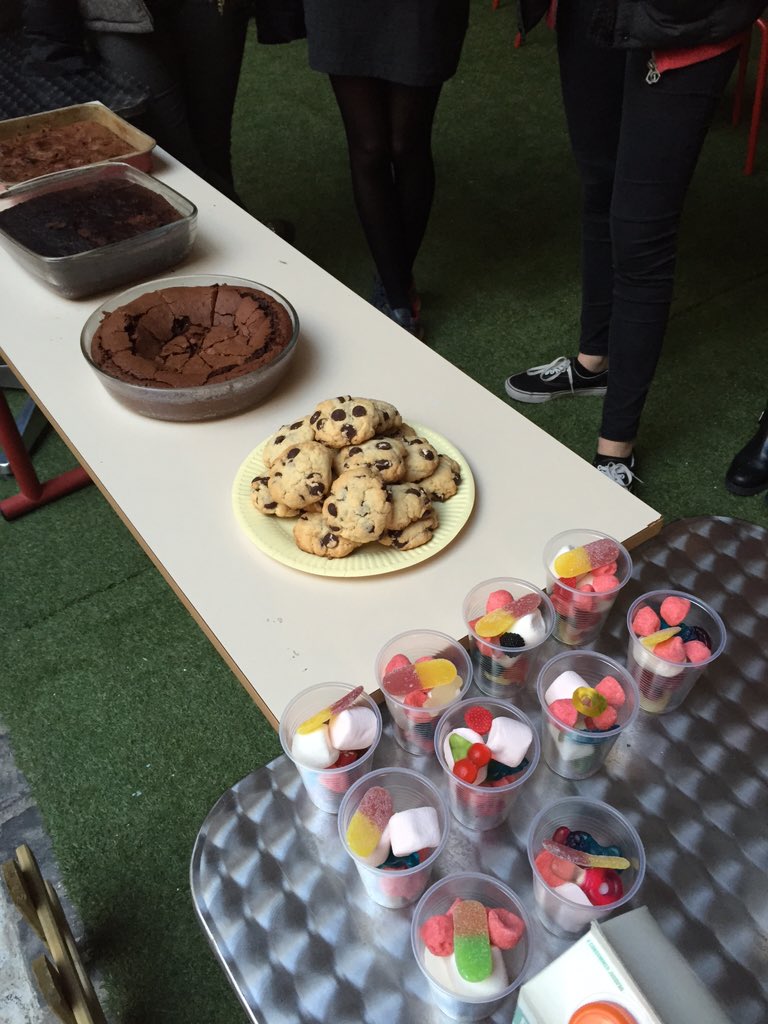 Claire_hn's tweet photo. Petit dej dans la verrière tout à 50cts! ( café &amp; chocolat chaud !! ) #iscom #iscomlille https://t.co/Fcqnvrnnh2