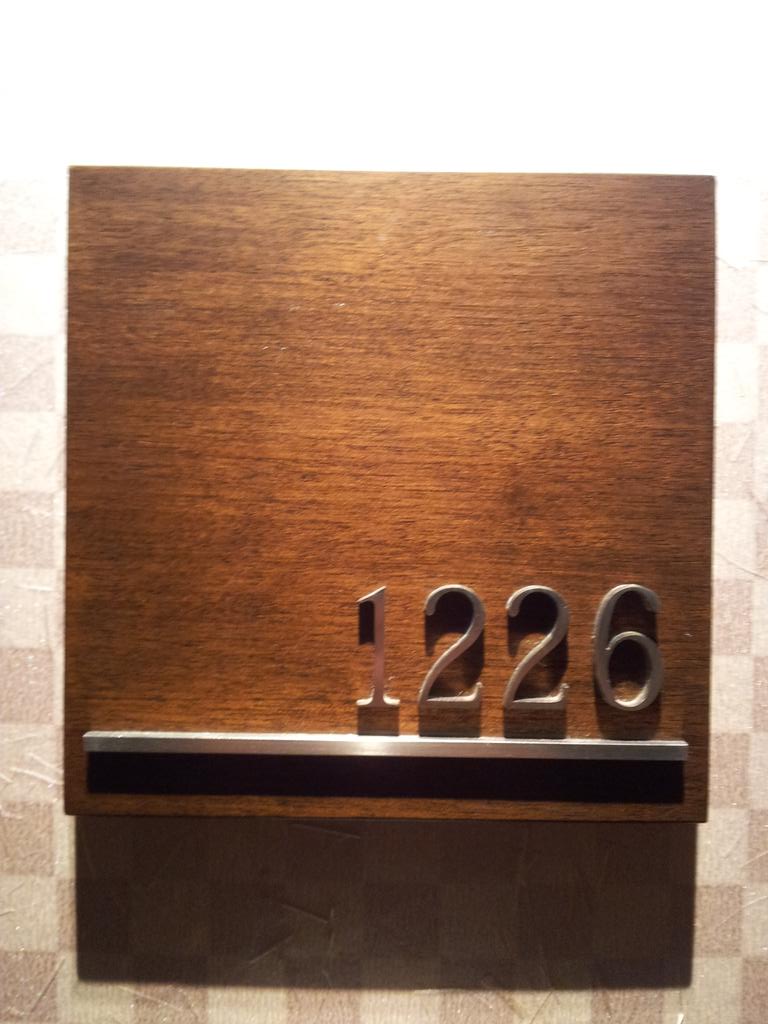 TVXQSound's tweet photo. So that's my hotel room number #callitfate ^^ https://t.co/5lCENnb5GG