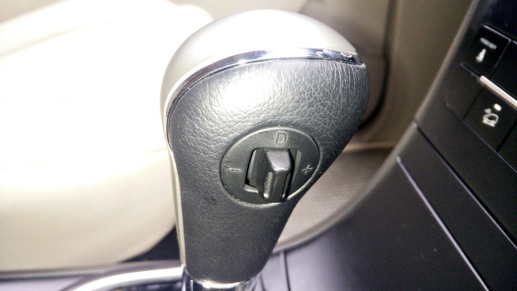 BhattRitwik's tweet photo. That's what you use to shift gear manually in the @MahindraRise #XUV5OO AT. @PD_Official @CarWale https://t.co/nI2VCBonds